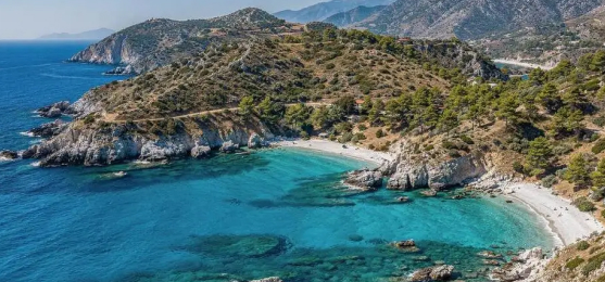 Spiaggia di Dhërmi sulla Riviera albanese con acqua turchese